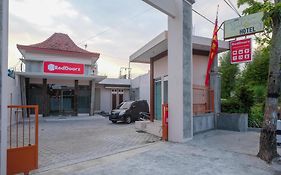 RedDoorz Syariah near Alun Alun Temanggung